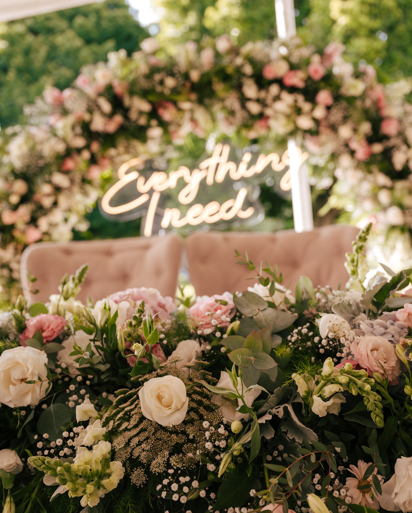 Decoración floral y mesa principal